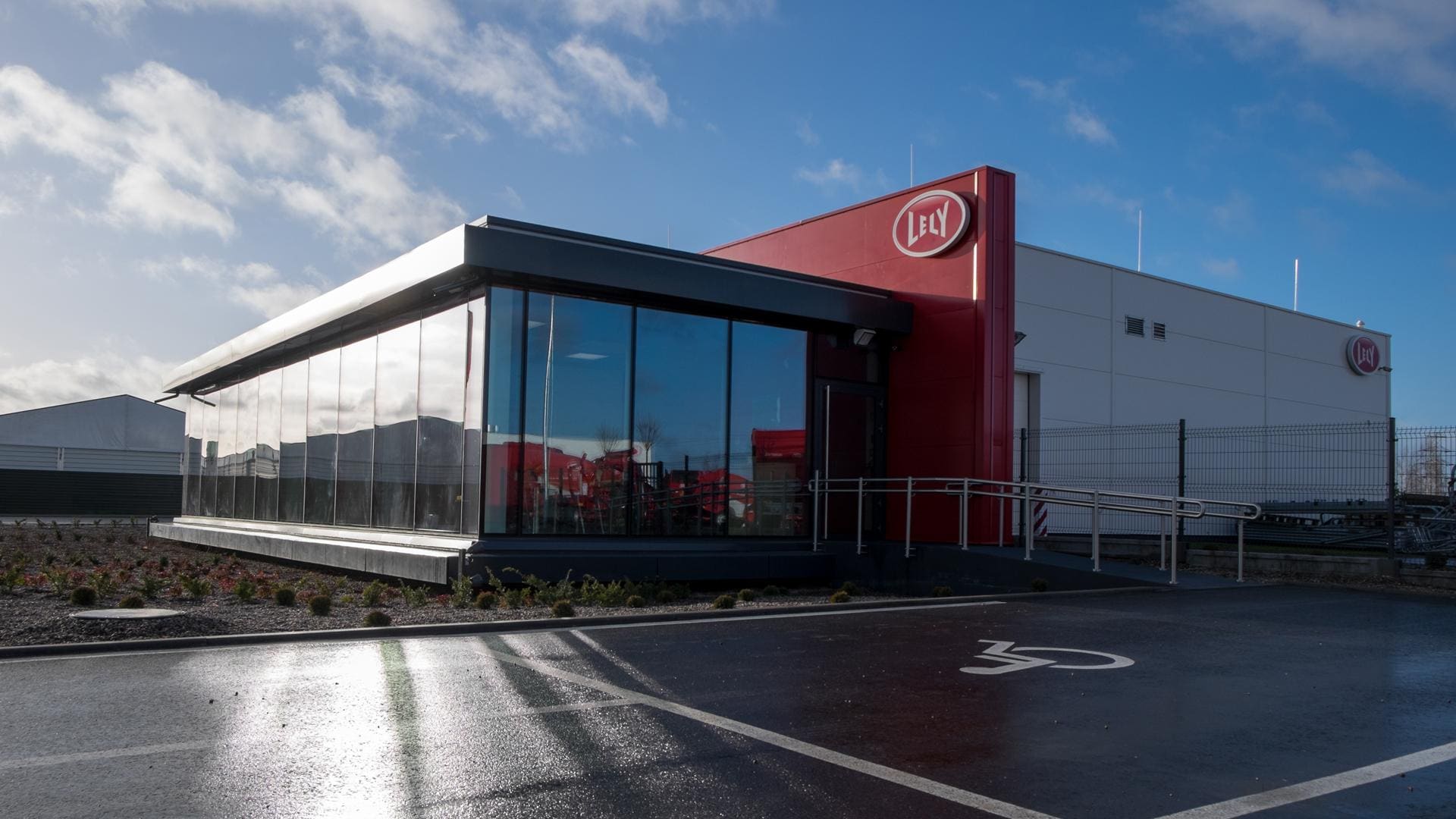 Lely budynek parking